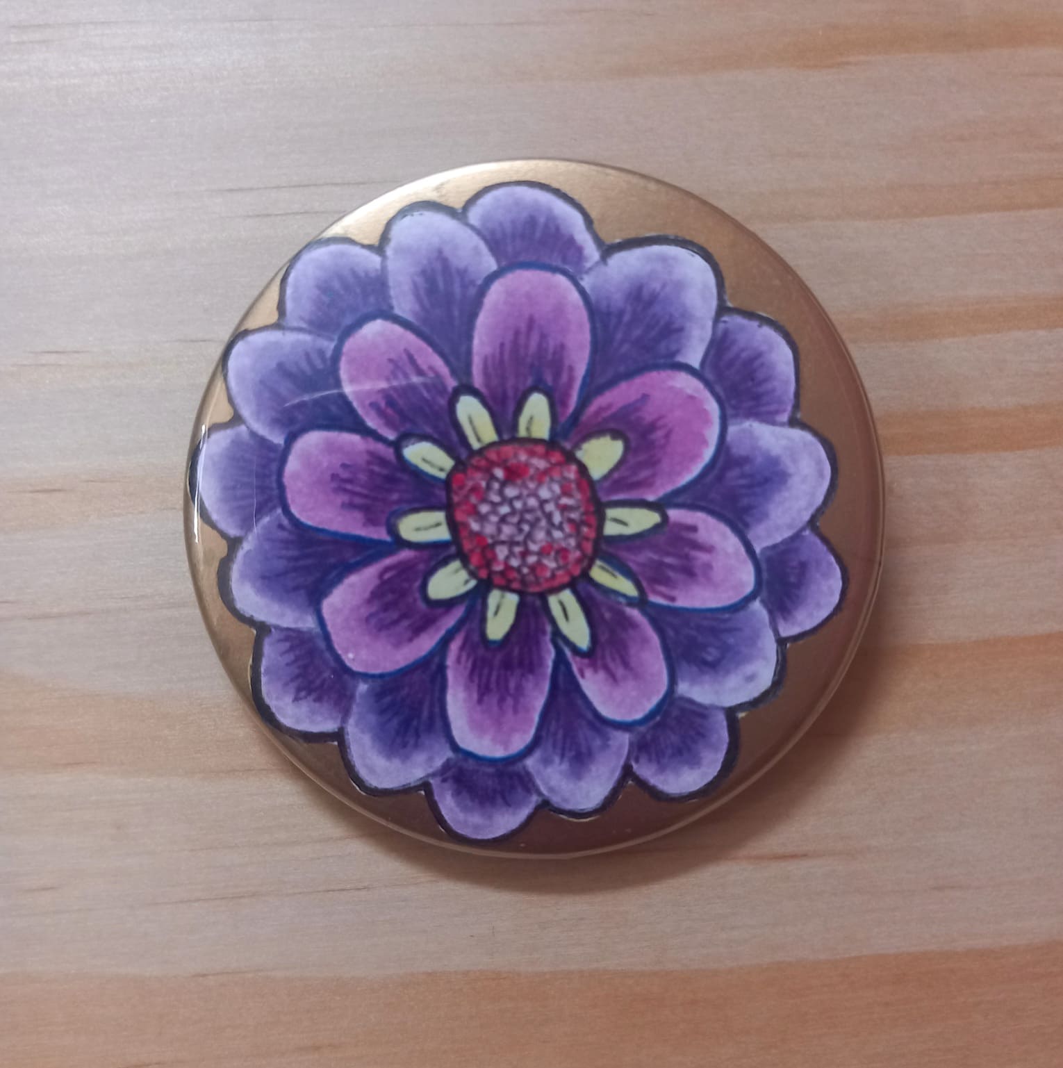 Badge dahlia mauve doré