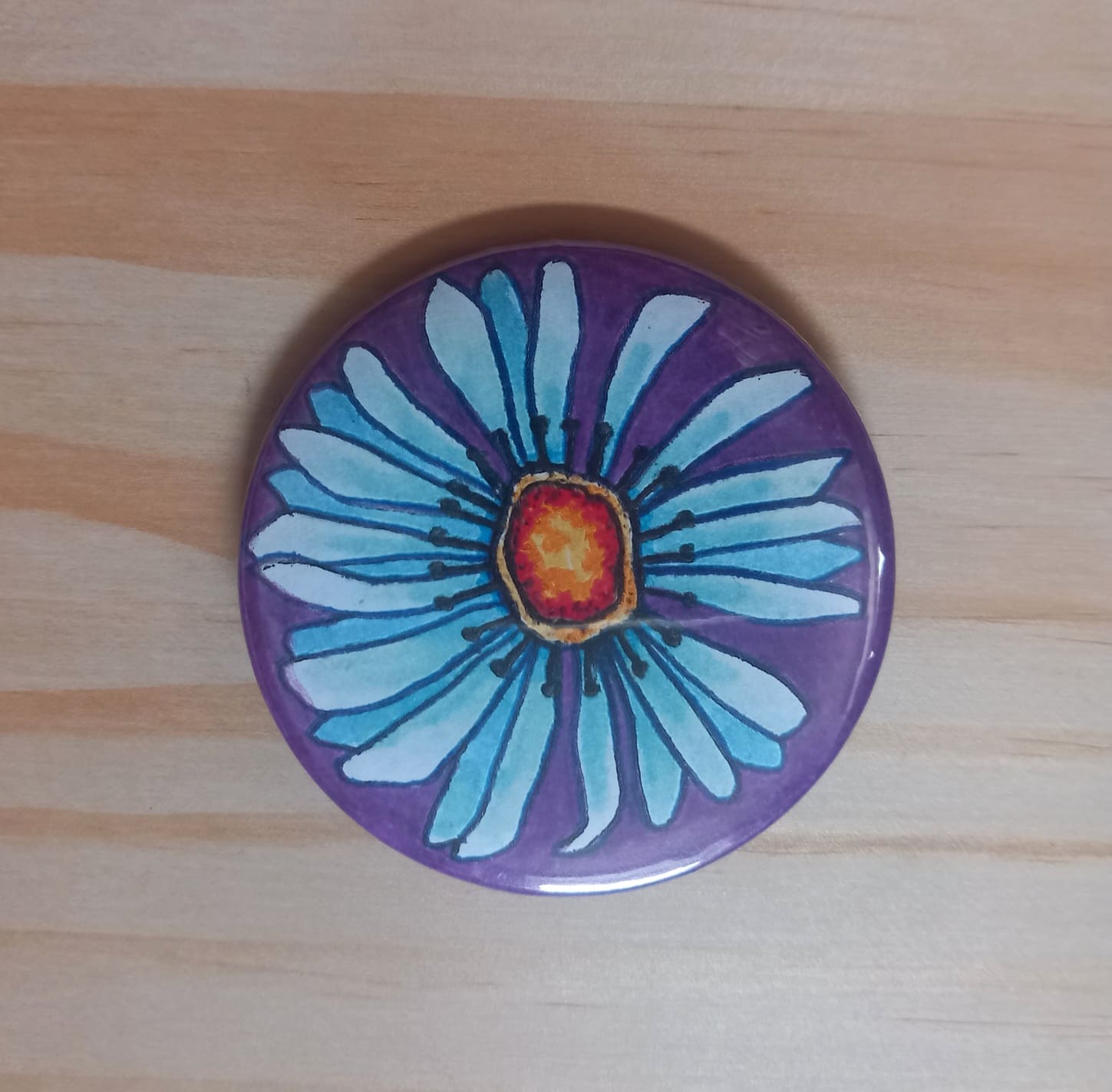 Badge marguerite bleue mauve